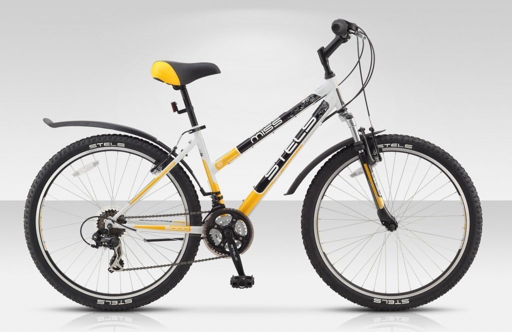 Женский велосипед для кросс-кантри STELS Miss 5000 V 26 (2015), белый/жёлтый/чёрный